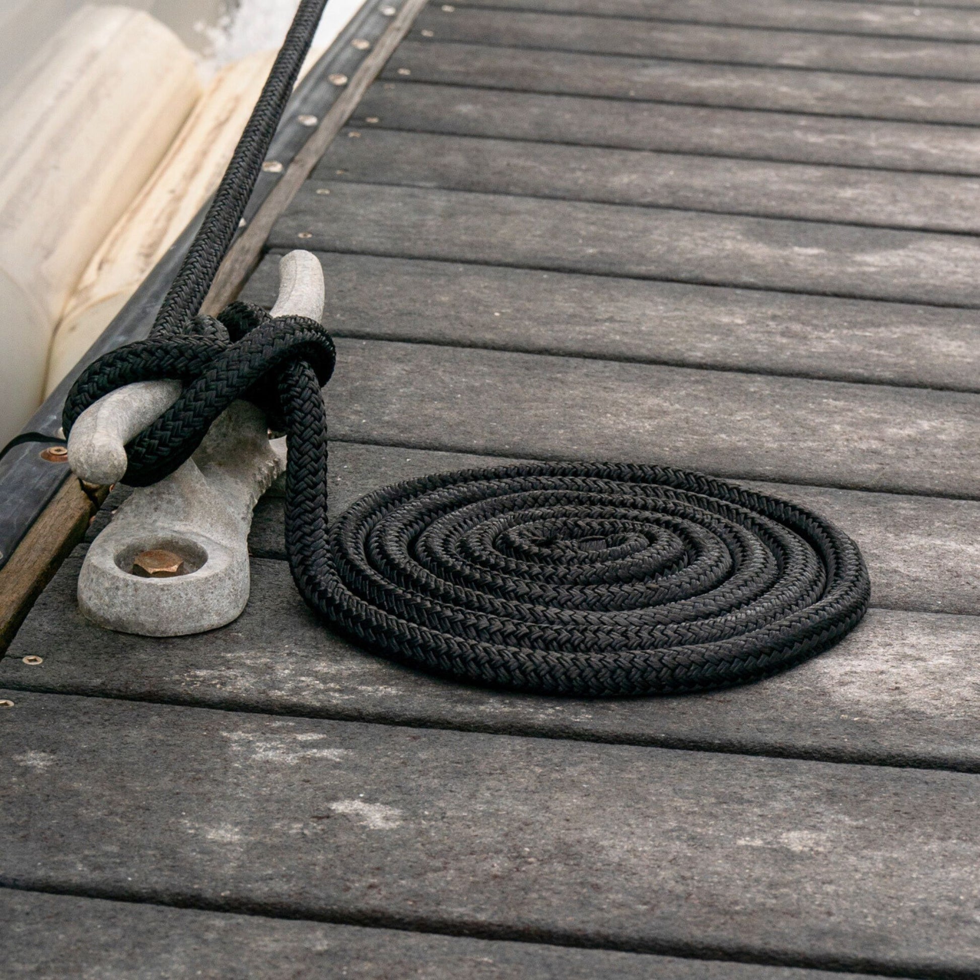 3/4" x 25' dock line in black nylon for boat docking.